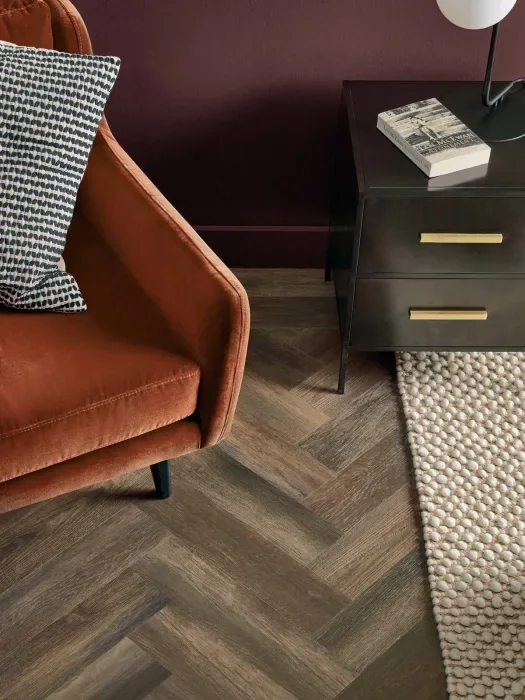 Résidentiel — sol Amtico brun foncé dans une chambre à coucher