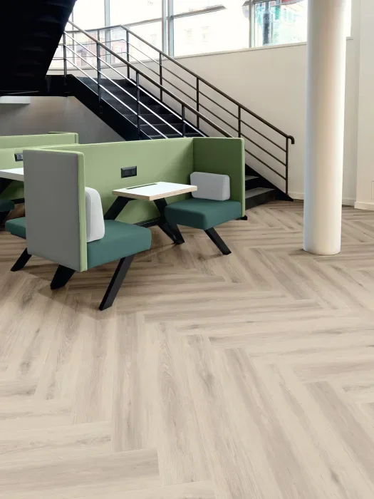 Bureaux — sol Amtico chêne huilé blanc