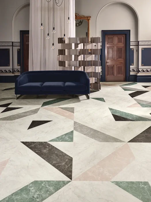 Sol Amtico décor marbre vert et beige dans un hall d'accueil