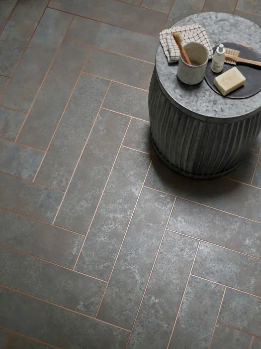 Échantillons de collections Amtico, teintes bois et pierre