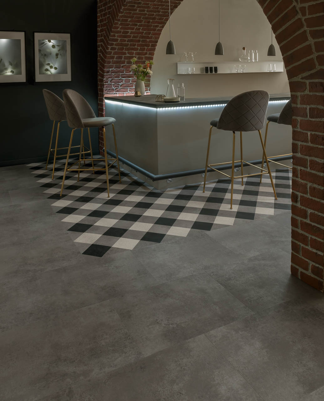 Calepinage décoratif incrusté dans un sol Amtico grand format, sous une voûte de briques