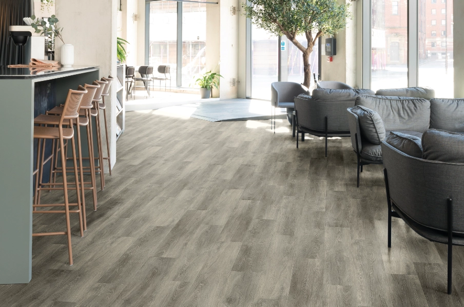 Café au sol Amtico Valley Oak, lames 6x36 posées en stripwood