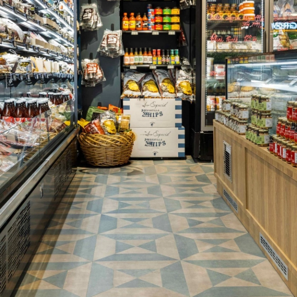 Épicerie fine Gutta på haugen en Norvège : sol Amtico Gatsby Square Small avec Diffusion Chambray et Stucco Putty
