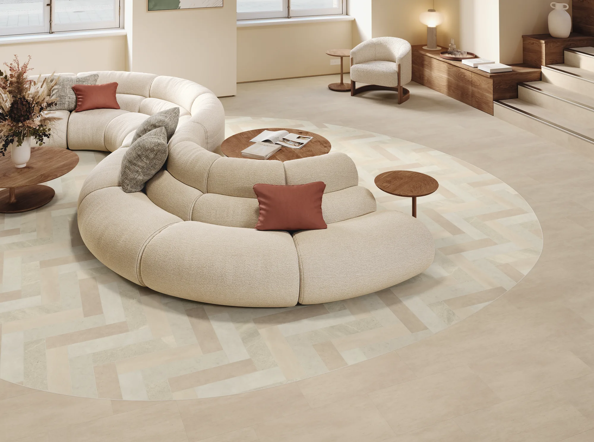Salon au sol Amtico composé en grand parquet de dalles effet pierre et béton (Waterloo Concrete, Ratley Stone, Coombe Stone, Wilmcote Limestone, Ilmington Stone) séparées par des filets