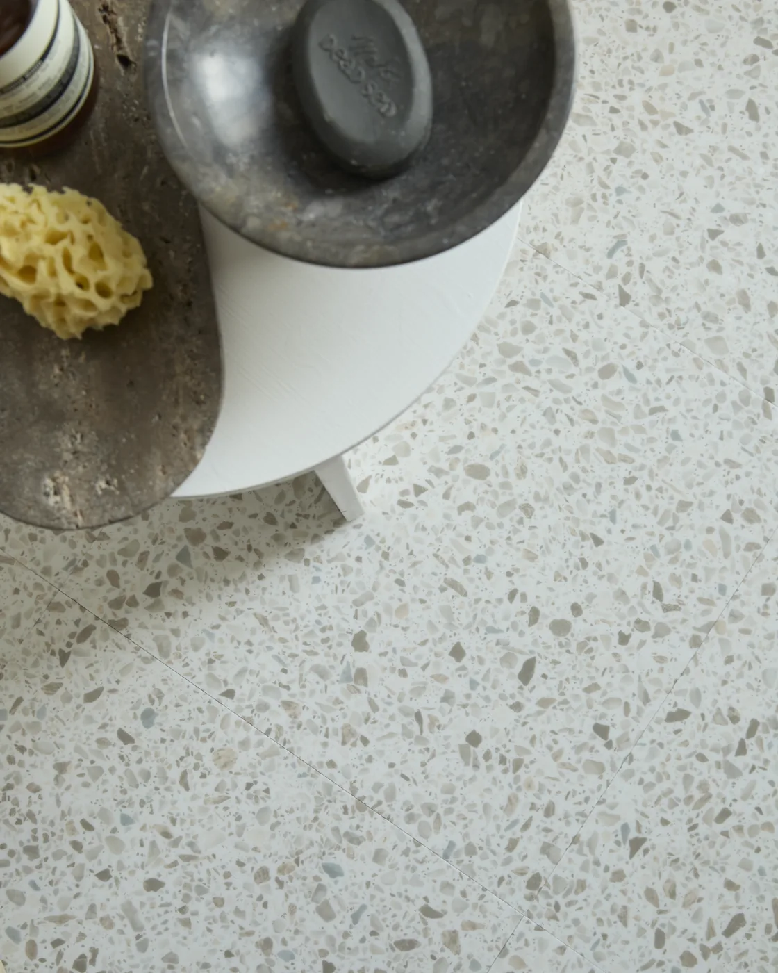 Détail du décor Amtico Paloma, effet terrazzo