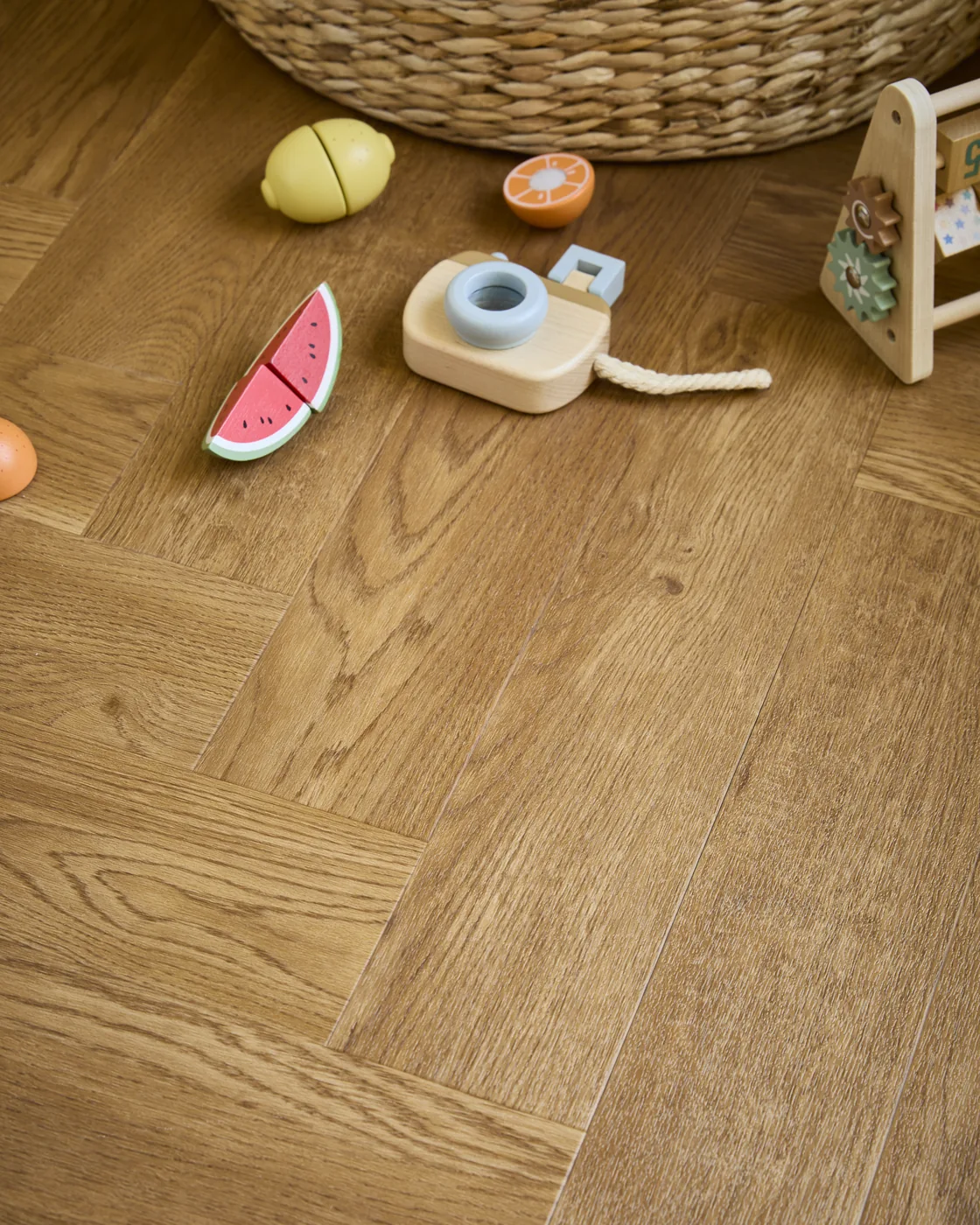 Détail de la pose en grand parquet du décor Amtico New England Oak