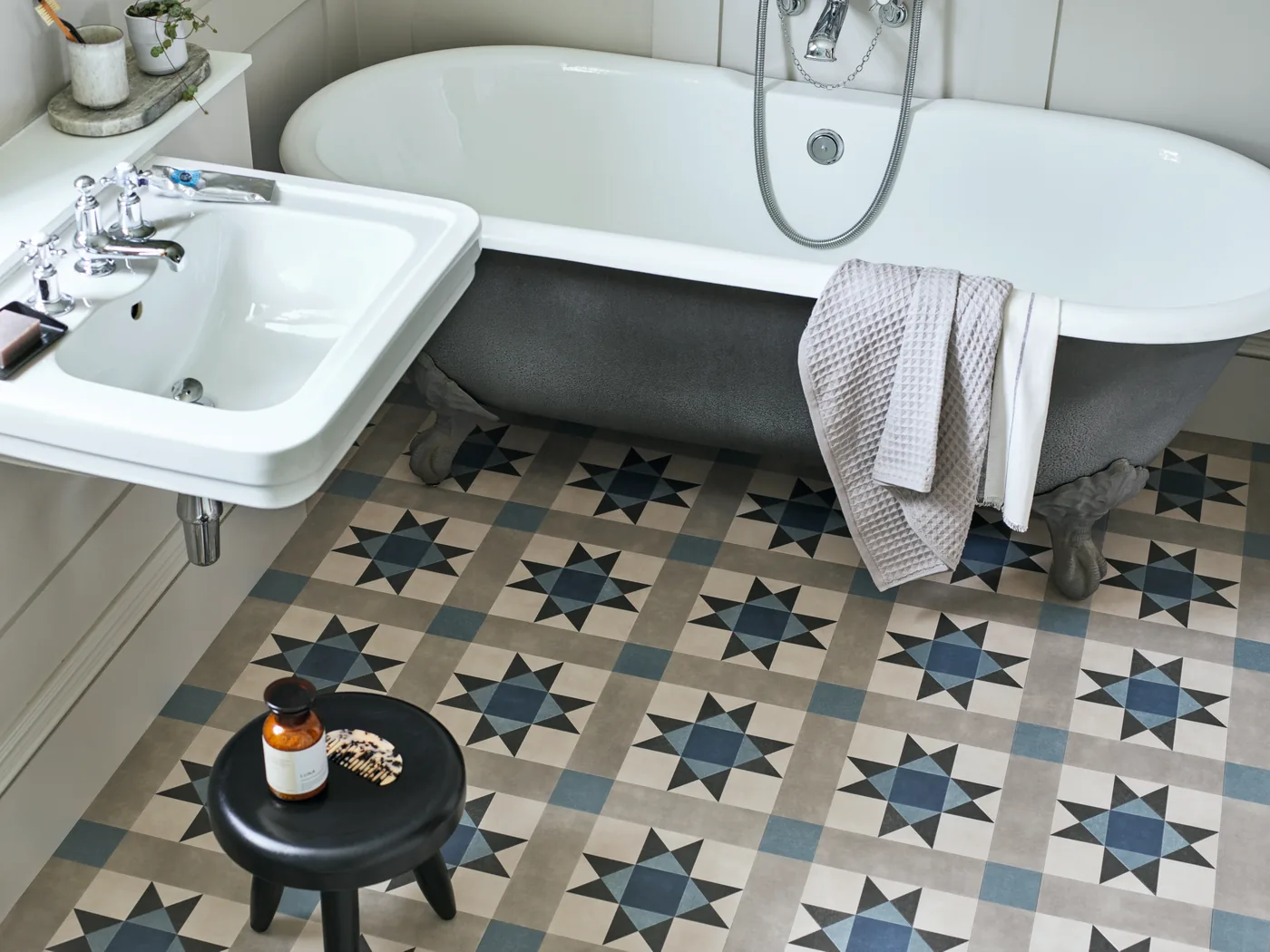 Salle de bains au sol Amtico Décor Classic Aquamarine, motif étoilé bleu et crème