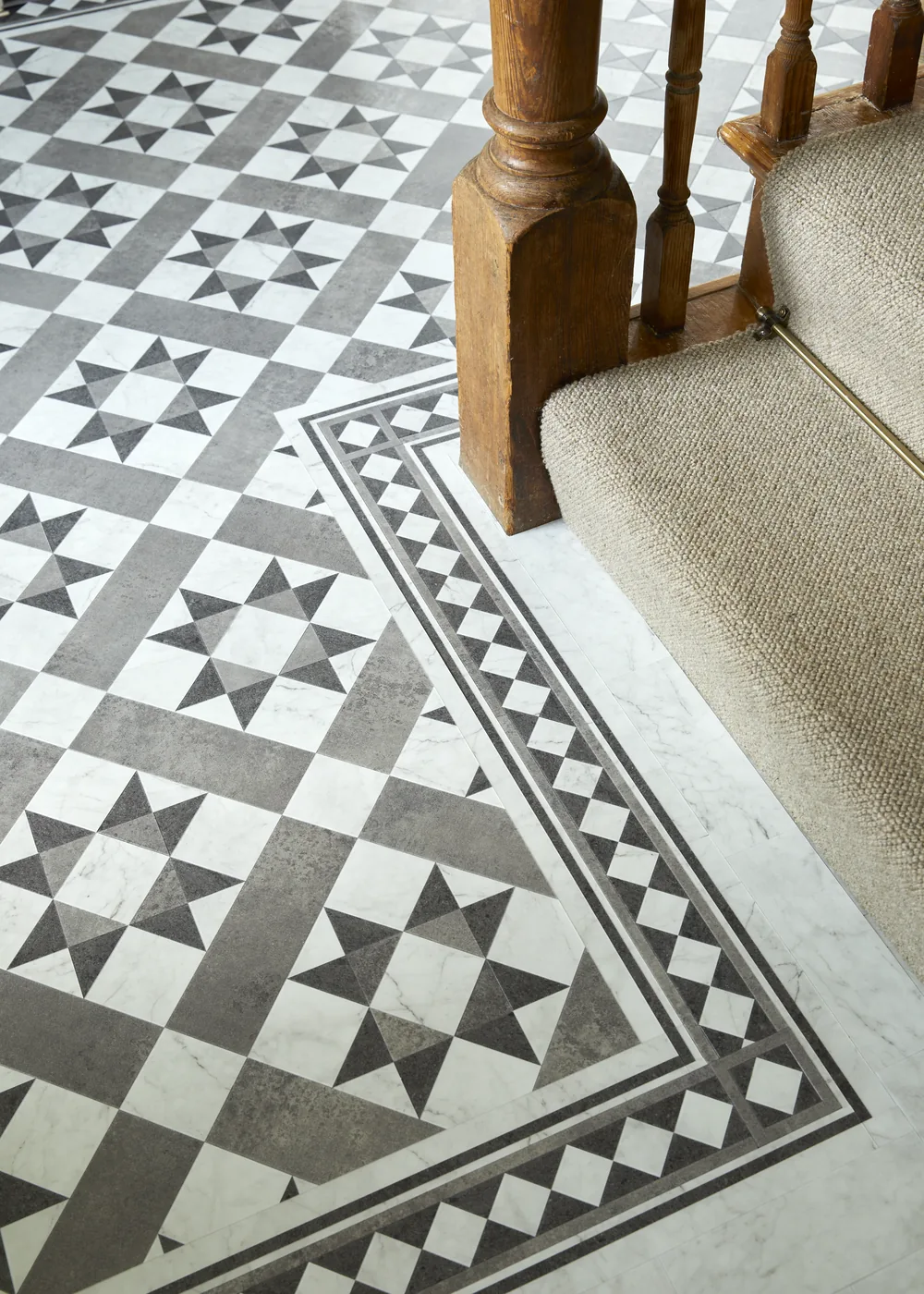 Détail de la bordure Offset Stripe et Bevelled Diamond en Onyx Marble