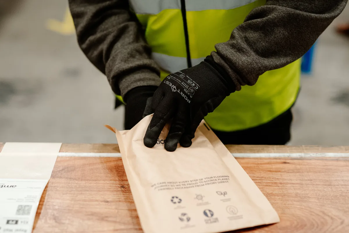 Préparation d’un envoi d’échantillons Amtico dans une enveloppe kraft