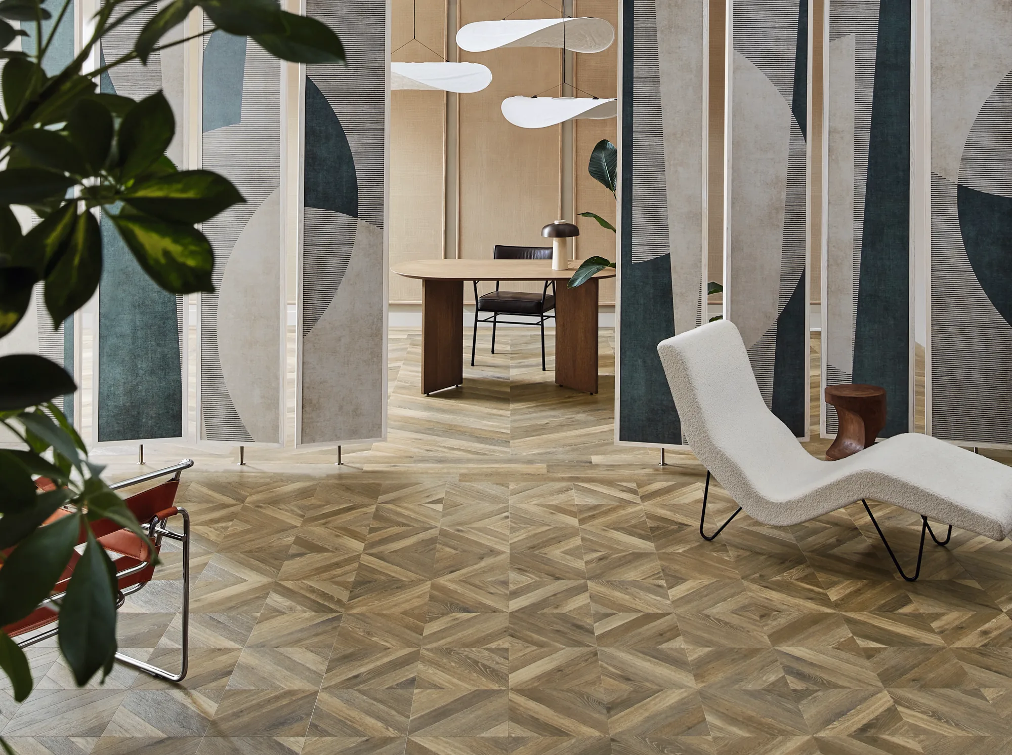 Espace contemporain avec un sol aspect bois composé de motifs géométriques.