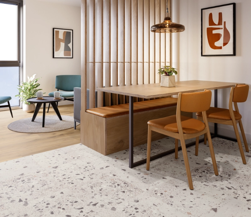 Aménagement intérieur avec un sol Amtico Spacia associant les dalles Amalfi et les lames Westmere Oak.