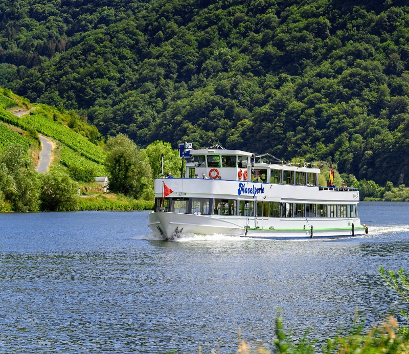 Bateau de croisière sur la Moselle, vu de l’extérieur.