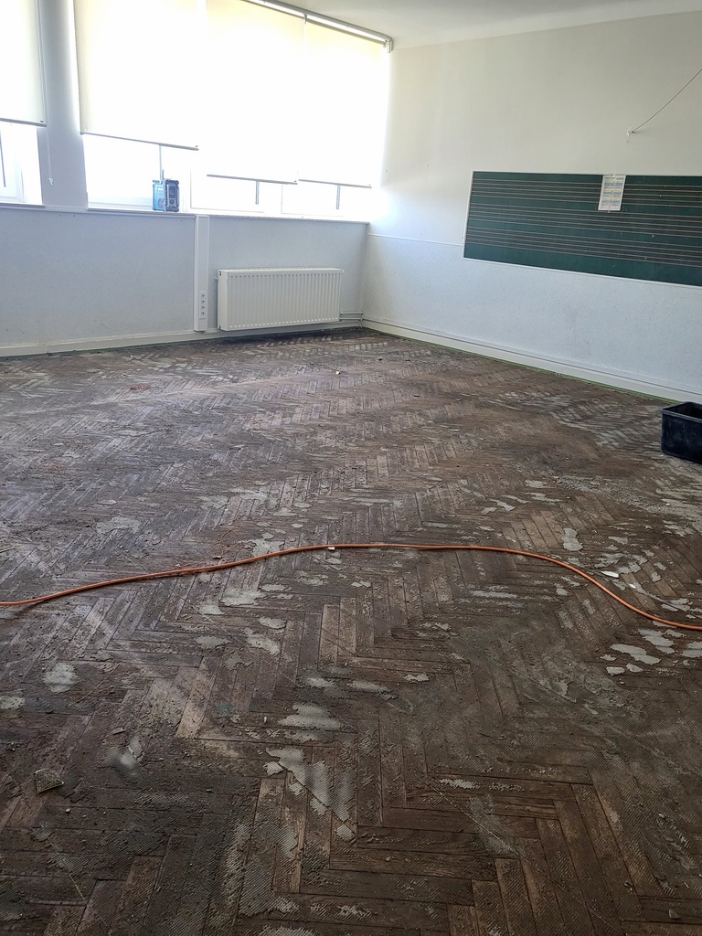 Le parquet à bâtons rompus avant rénovation