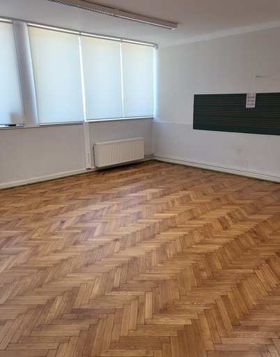 Rénovation d'un parquet à bâtons rompus dans une salle de classe
