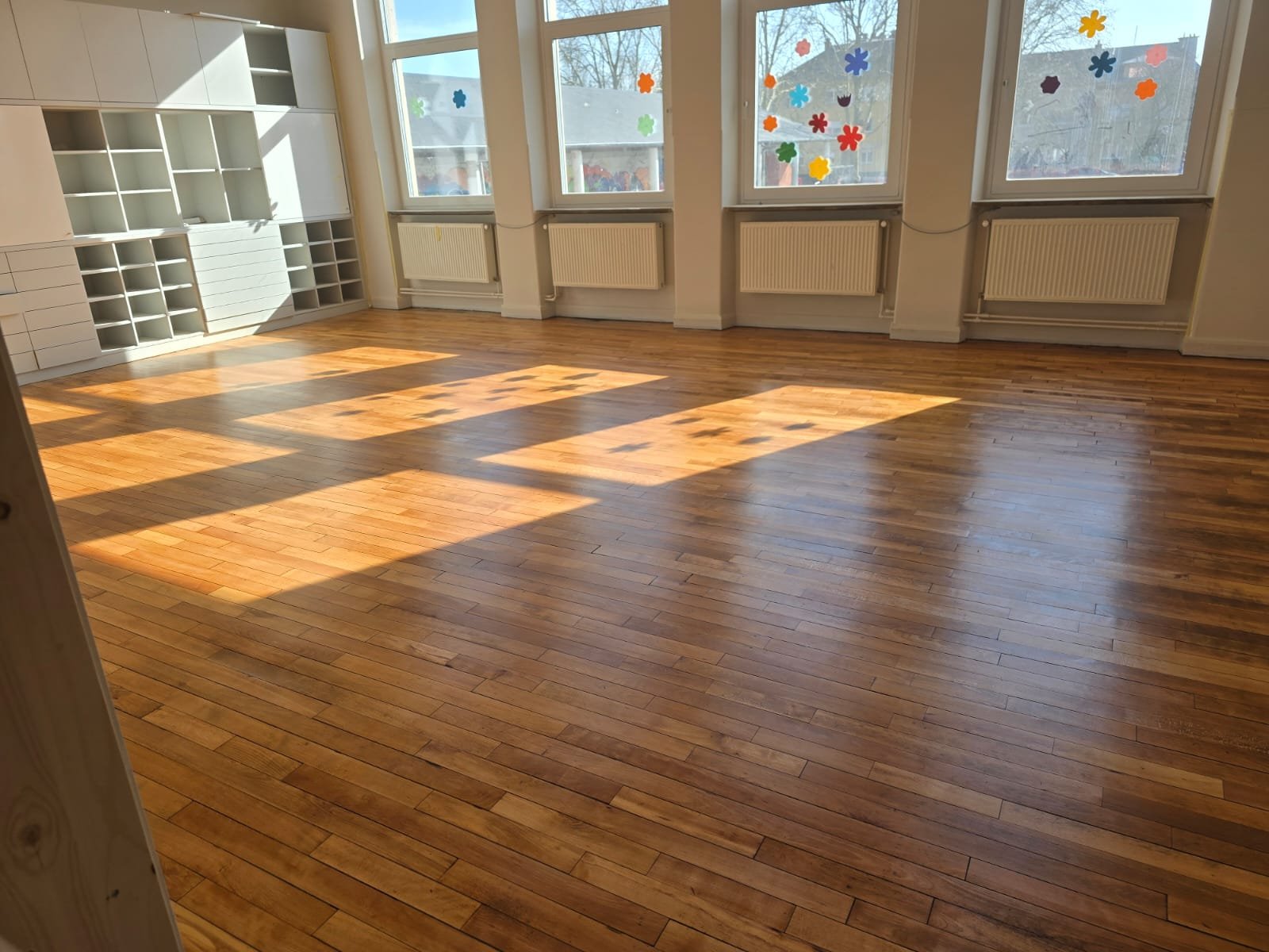 Ponçage et huilage d'un parquet de salle de classe