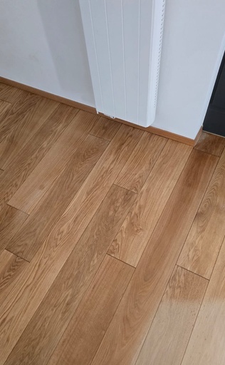 Rénovation d'un parquet en chêne marqué par une tache d'eau